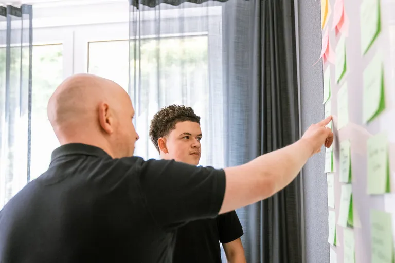 User Story Mapping an der Post-it-Wand bei Quality Bytes