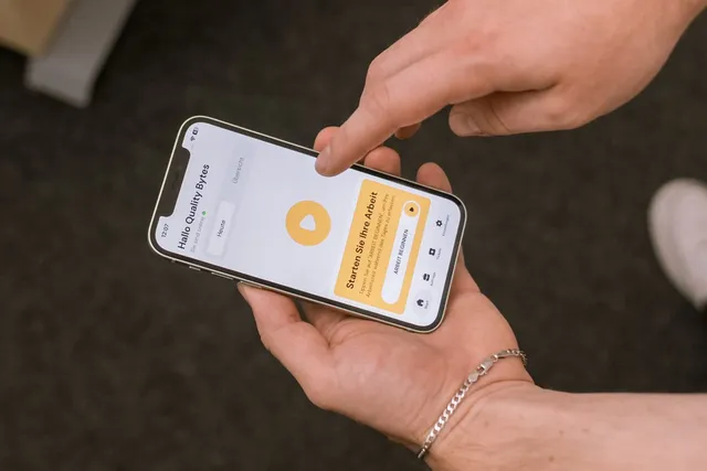 Hand zeigt auf Smartphone mit der ODYSYS D3 Fahrer-App