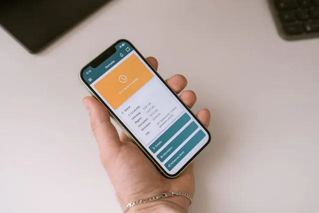 Smartphone mit Business-App in der Hand