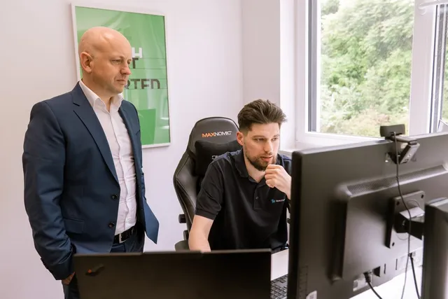André Krämer und Entwickler bei der Umsetzung am Arbeitsplatz