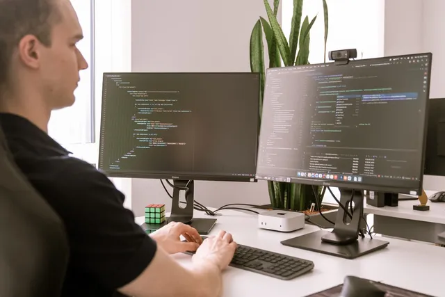 Entwickler baut den Proof of Concept am Doppelmonitor