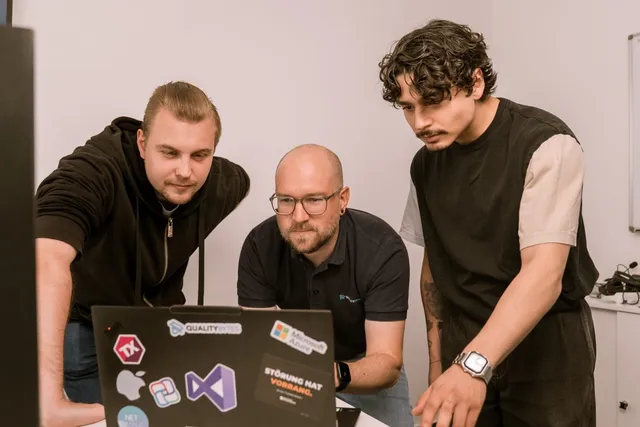 Drei Entwickler arbeiten gemeinsam an der Umsetzung