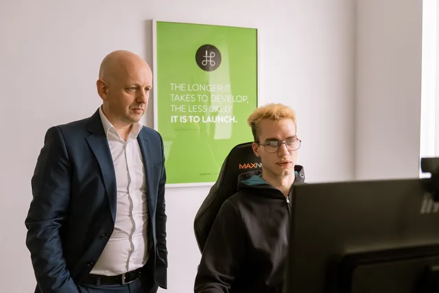 Zwei Entwickler besprechen sich am Monitor