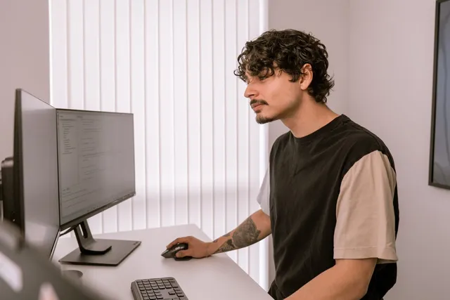 Entwickler setzt die Dokumentenautomatisierung am Arbeitsplatz um