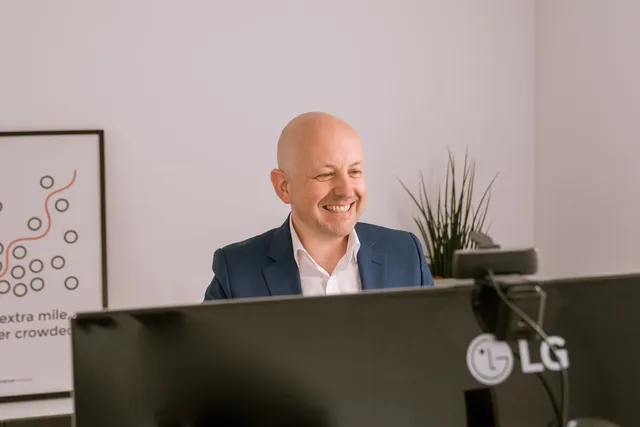 André Krämer im Beratungsgespräch am Monitor