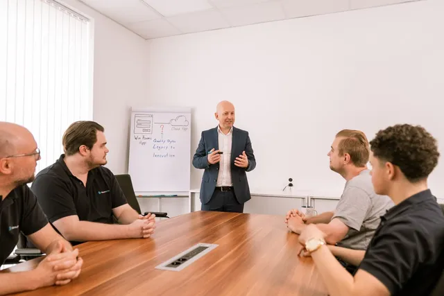 André Krämer präsentiert im Workshop vor dem Team